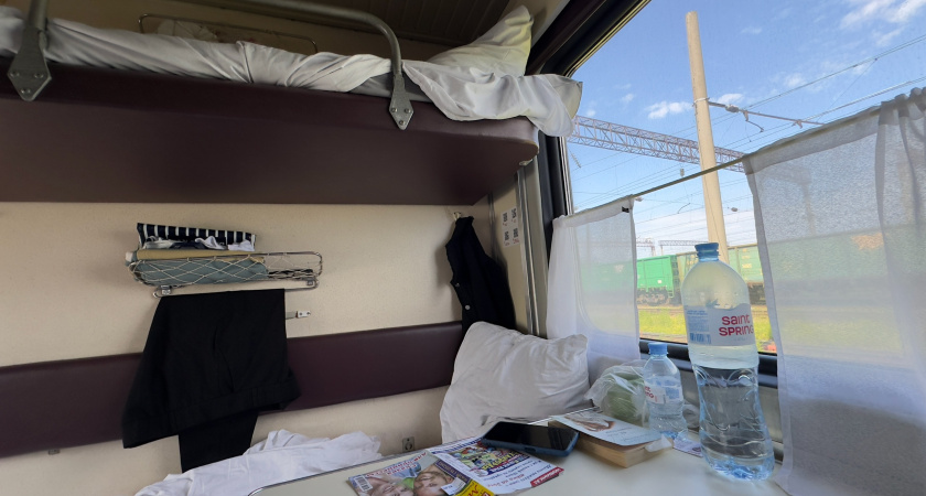 В поезде пенсионерка закинула мои вещи на верхнюю полку и заявила, что поедет на нижней. Имеет ли она такое право?