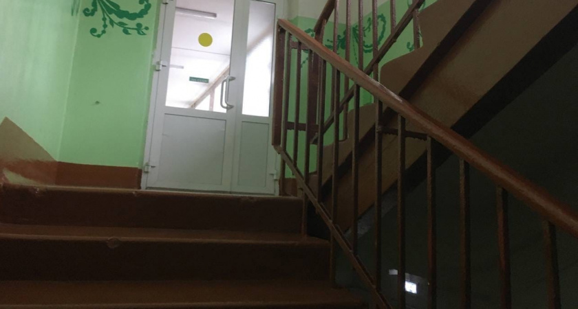 Строители турки добавляют в лак и краску горсть песка - вот зачем: гениальный и продуманный способ для лестницы