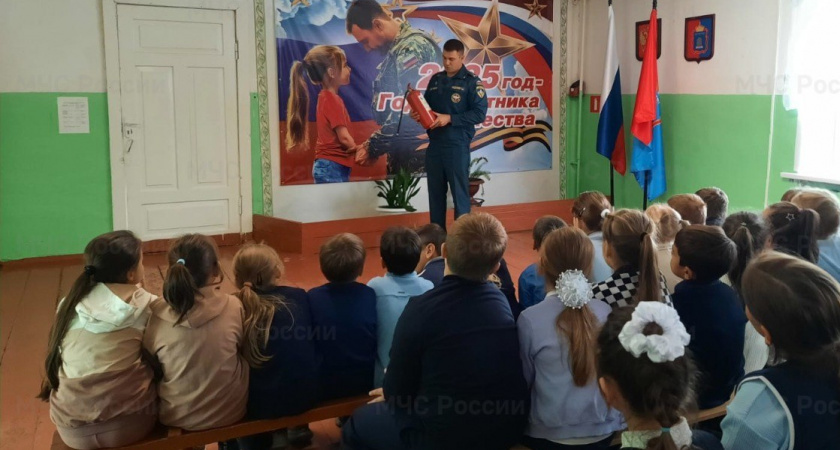 В Ржаксинской школе прошёл урок по пожарной безопасности с участием сотрудников МЧС