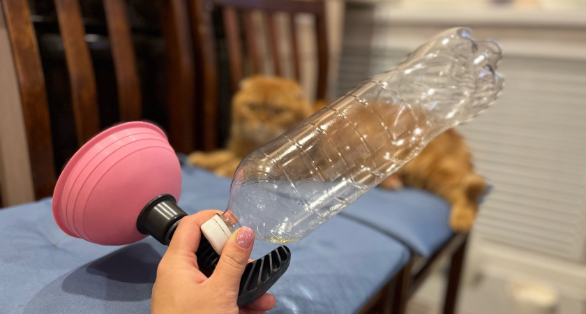 Бутылку пластиковую надеваю на руку и не нарадуюсь своей смекалке: домашние смеются, но эффект поразительный