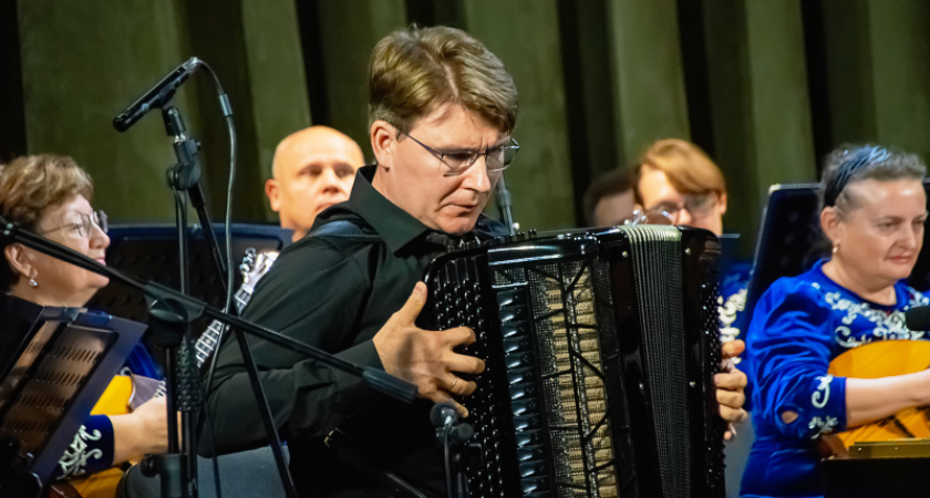 В Тамбове виртуоз-баянист Семён Шмельков открыл новый сезон оркестра «Россияне»
