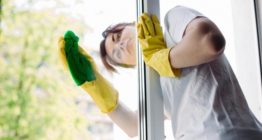 Одна чайная ложка — и окна сверкают, как грани алмаза, до поздней осени: копеечный трюк для ленивых и умных