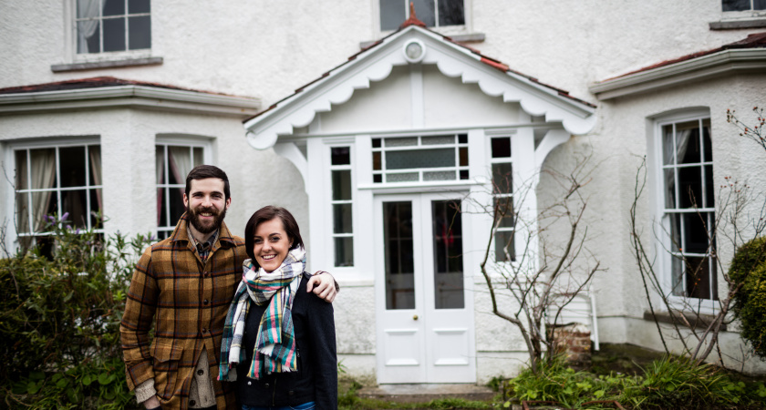 Почему в Америке нет заборов, а входные двери в домах стеклянные. У нас же строят крепости