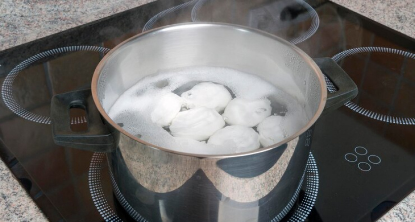 Что нужно добавить в воду при варке яиц, чтобы скорлупа отлетала сама собой – лайфхак от ушлой соседки