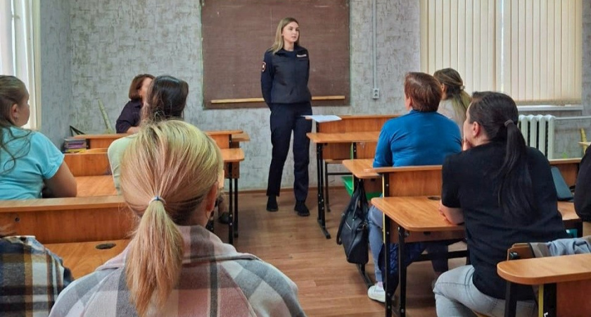 В Тамбовском районе автоинспекторы объяснили родителям, как личный пример влияет на безопасность детей на дорогах