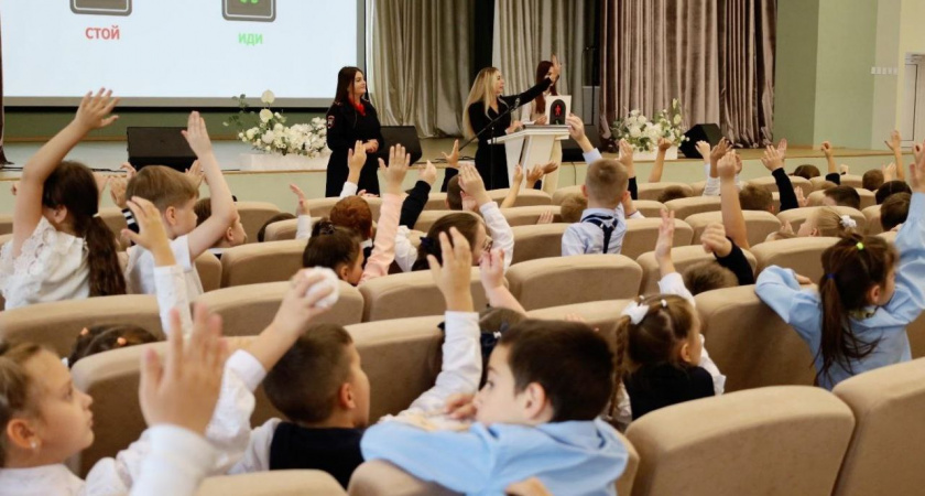 Тамбовские автоинспекторы провели игровой урок по безопасности дорожного движения в школе №2