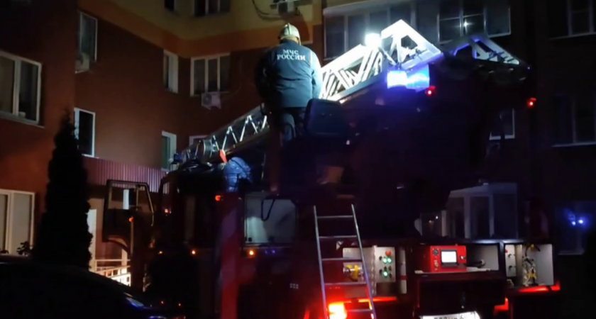 В Тамбовском округе пожарные ликвидировали возгорание в жилом доме: эвакуированы 60 человек