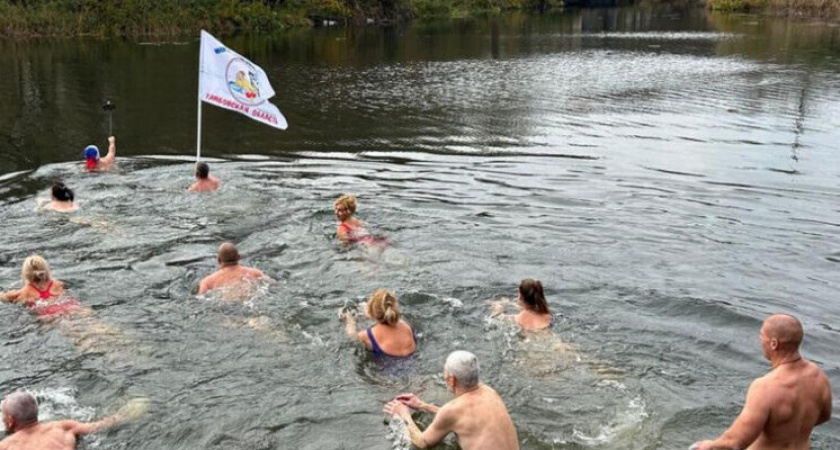Мичуринские «моржи» открыли шестой сезон зимнего плавания в водах Лесного Воронежа