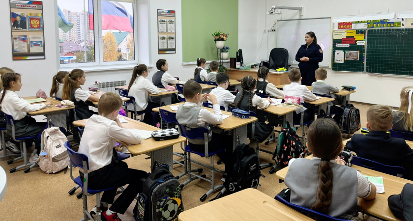 Инспекторы ГИБДД провели урок дорожной безопасности для учеников школы №1 Сколково–Тамбов