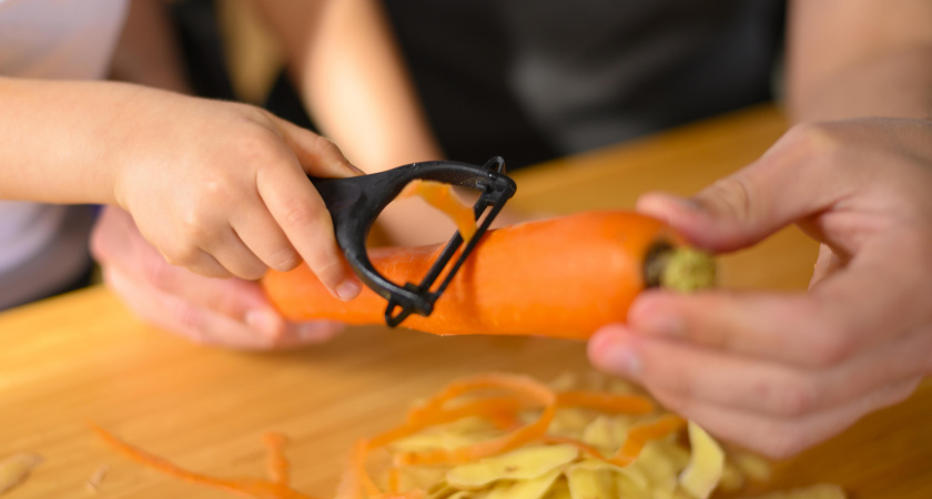 Дожила до седых волос и не знала: вот зачем у овощечистки два лезвия — моя "кухонная" жизнь изменилась после этого открытия