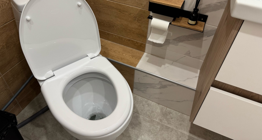 Бросаю таблетку из аптечки в унитаз и ложусь спать: утром подтеков и желтизны как не бывало 