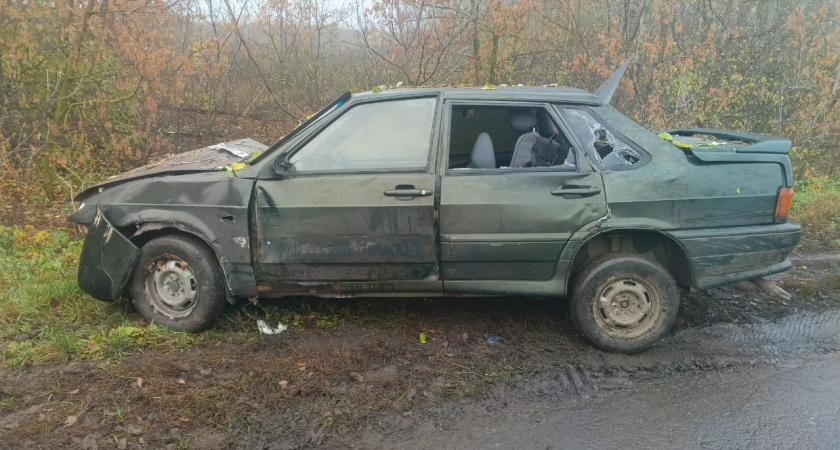Под Тамбовом ВАЗ слетел в кювет: двое молодых мужчин госпитализированы