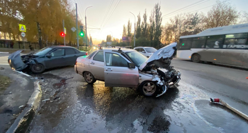 В Тамбове при повороте налево столкнулись два автомобиля: пострадала девушка-пассажир