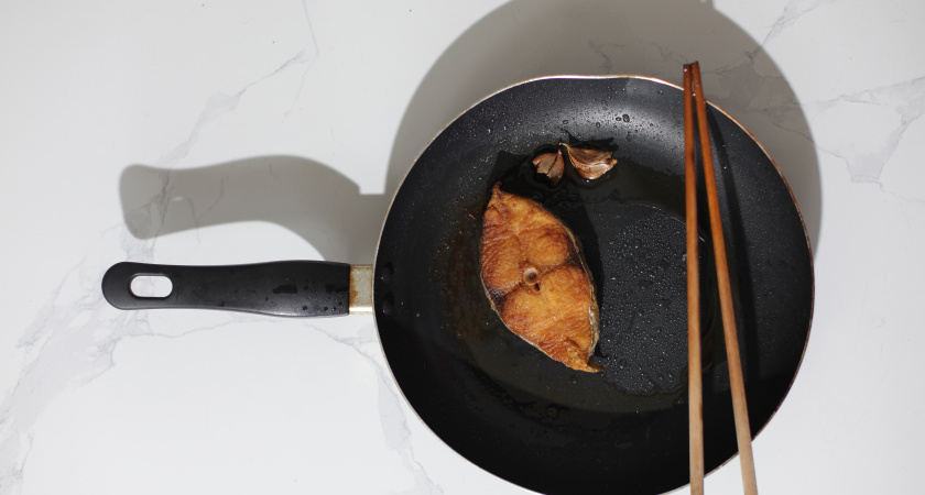 Старую облезлую сковороду не выбрасываю: жарю на ней как на дорогущей новой — без всякого масла 