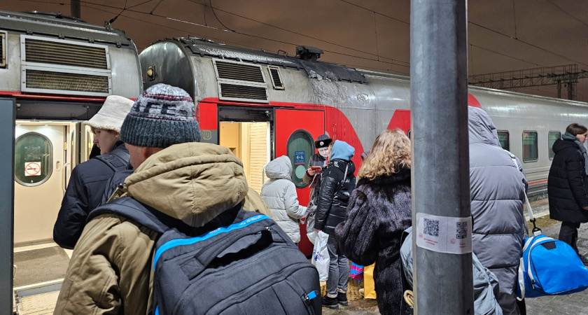 Выкупила нам с сыном купе целиком, а проводница подсадила трех вахтовиков — это что за новые правила РЖД