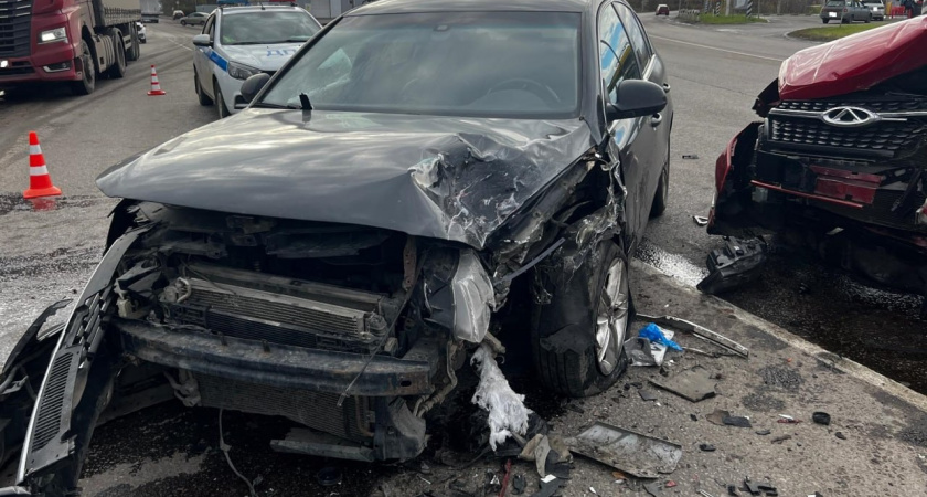 В Тамбове на перекрёстке столкнулись Chery и Volkswagen: пострадала женщина