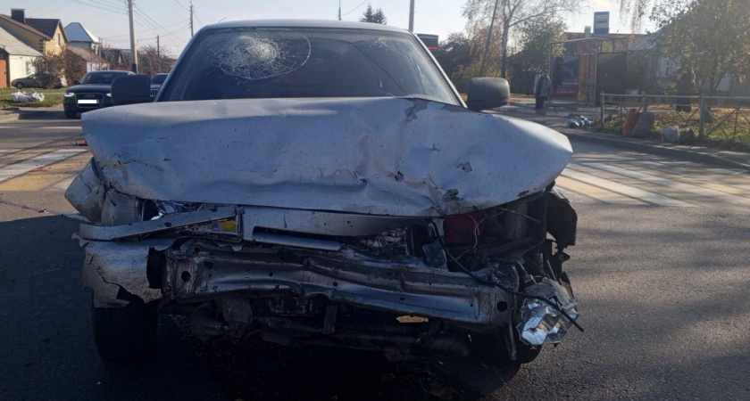 В Тамбове ВАЗ въехал в стоящую на светофоре Lada Vesta: пострадал пассажир