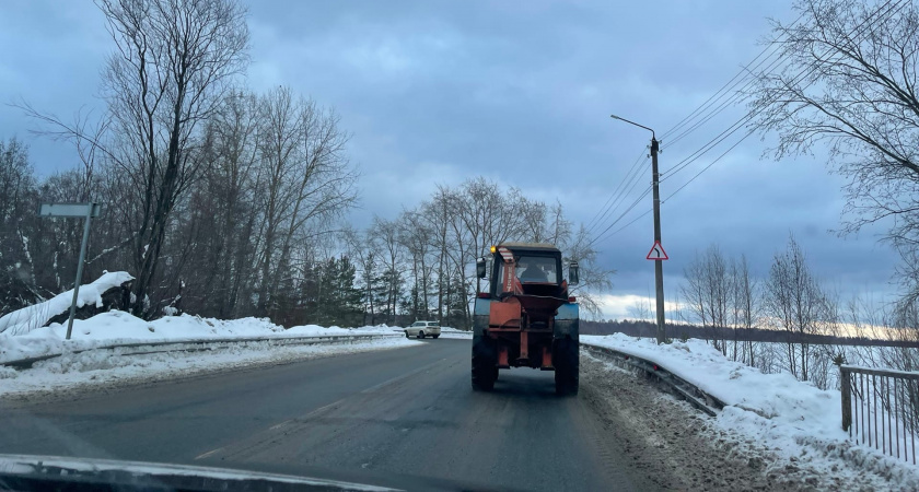 Верховный суд поставил точку: можно ли совершать обгон через сплошную линию - как быть, если по трассе ползёт трактор