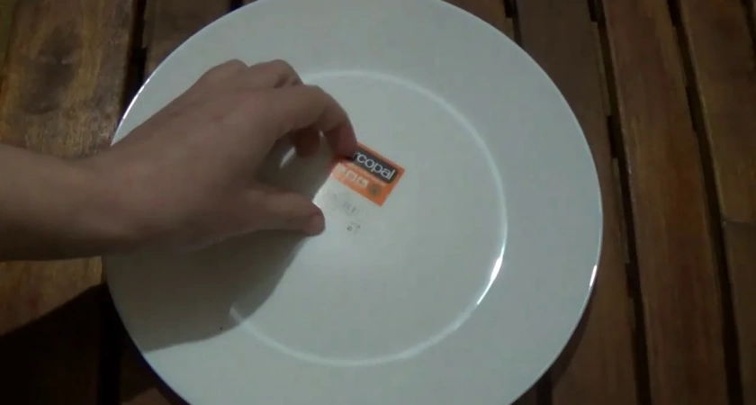 Назван простой способ убрать слой клея от наклейки с посуды и не только