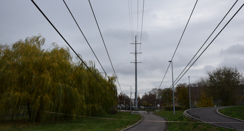 Заголовок: В сквере «Автогородок» временно ведутся ремонтные работы: модернизируют электросети для новой турбины ТЭЦ