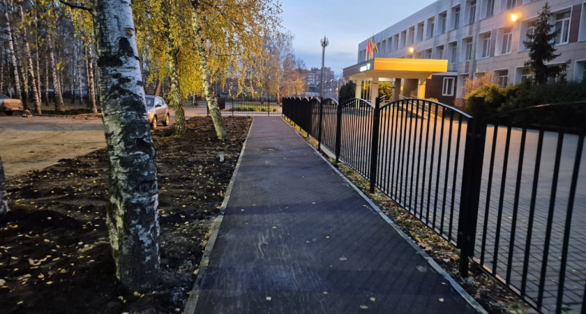 В Тамбове у школы №17 усилили меры безопасности и обустроили новую пешеходную дорожку