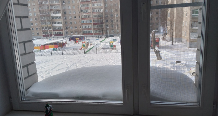 Сквозняки исчезли, как рукой сняло: всего-то приложила к окну лист бумаги — вот как это работает