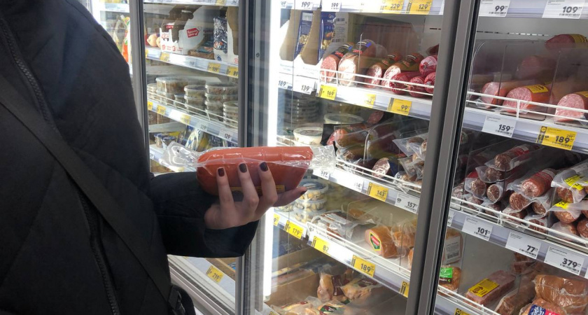 Берите сразу по 6 штук: эти колбасы считаются лучшими для нарезки и салатов на Новый год — ищем конкретные буквы