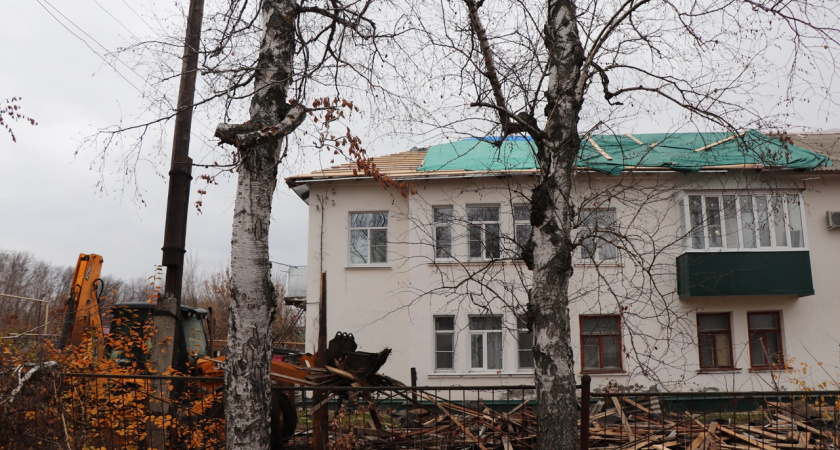 В Уварово подрядчик не успевает завершить ремонт крыши многоквартирного дома