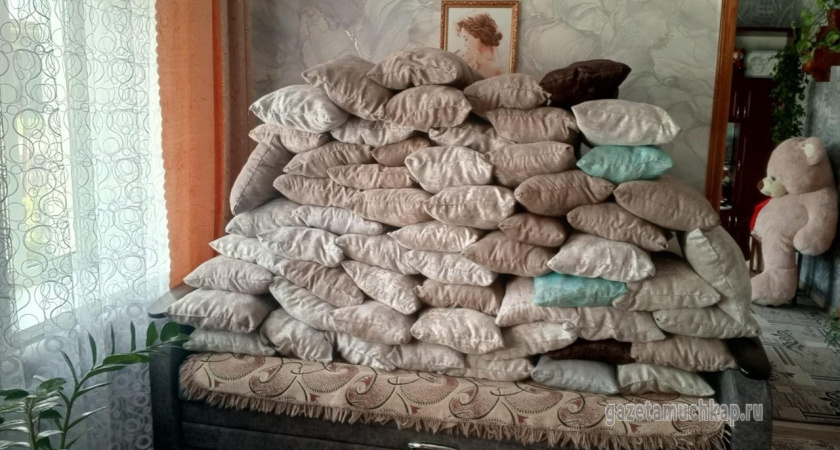 Жительница Мучкапского округа шьет подушки для бойцов СВО