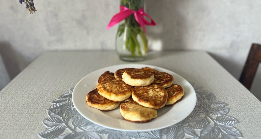 Методом проб и ошибок нашла для себя идеальный рецепт сырников: творожный вкус и не растекаются во время жарки – делюсь 