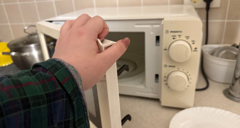 Зачем опытные хозяйки кладут бумажные полотенца в микроволновку: способ, который реально работает