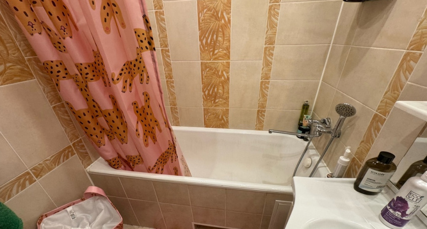 Забудьте о штукатурке и плитке: эксперты советуют новый материал для отделки ванной — гибкий и легкий