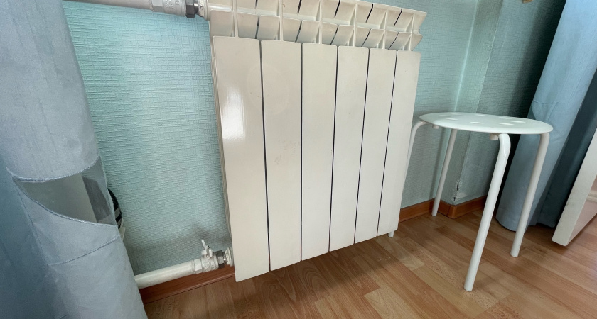 Наклеила за батарею эту «пленку» — и платежка стала вполовину меньше: делюсь способом сэкономить на коммуналке