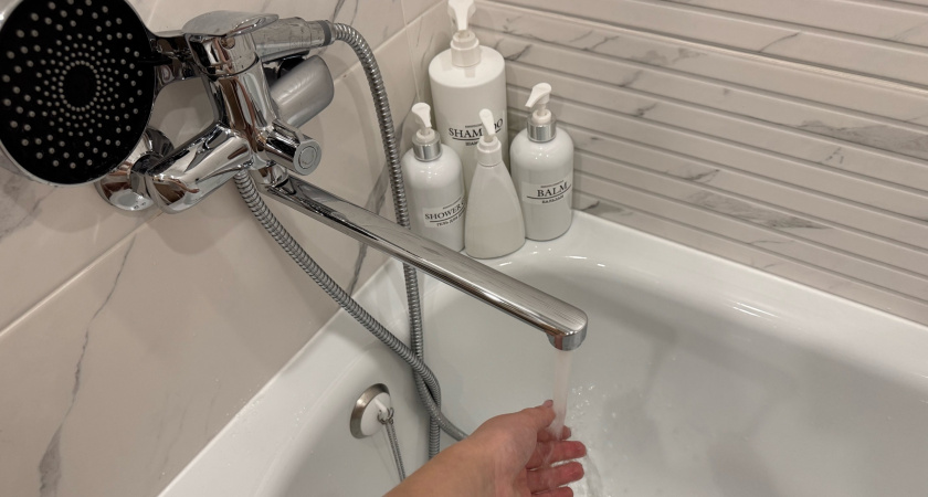 Половина стакана на стенки — и ванна белее первого снега: ни налета, ни ржавчины — сияет даже в темноте