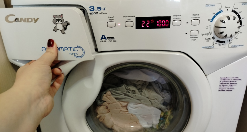 Один стакан в барабан — и вещи кипенно-белые: прачка добавляет в стиралку вместе с порошком это копеечное средство