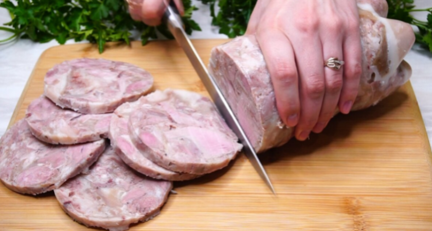 Больше не покупаю в магазине химозную колбасу: кладу мясо в бутылку — на утро получаю вкуснейший зельц