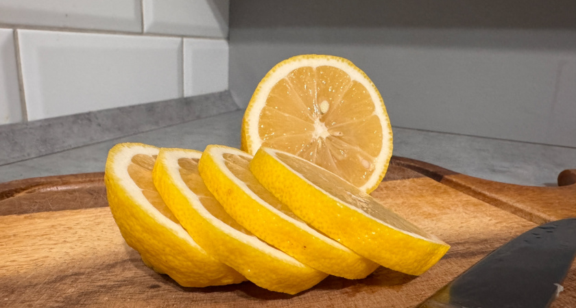 Не только в чай: опытные хозяйки замораживают лимоны и не нарадуются своей выдумке — удобно и полезно