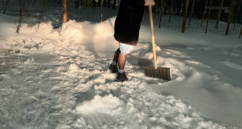 Лопата и снегоуборщик не нужны: есть способ чистить снег в два раза проще и быстрее — нужна соль и еще одна вещь