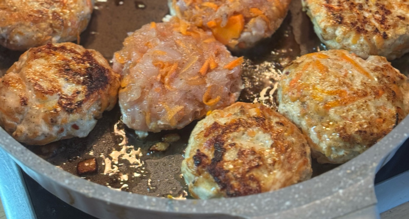 Не лук и не хлебный мякиш: что добавить в фарш, чтобы котлеты получились сочные и воздушные. Берите на заметку