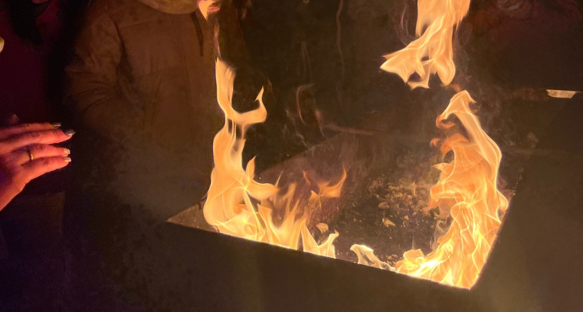 Берем одну горсть - и на угли: мангал вспыхнет в миг - работает даже на сырых дровах