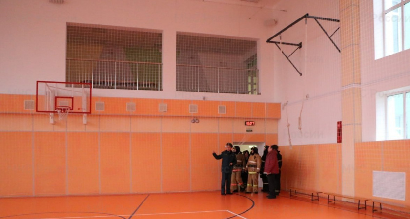 В Рассказове пожарные отработали тушение условного возгорания в школе