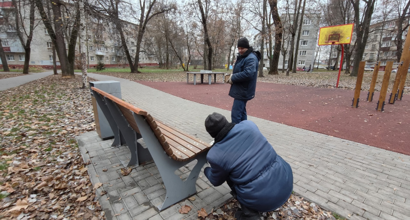 В Тамбове ежедневно чинят скамейки: вандалы продолжают разбирать крепления