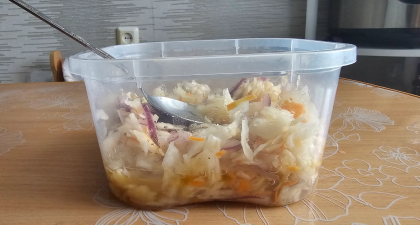 Как правильно закладывать квашеную капусту в банки: чтобы не стала грубой или мягкой, не горчила и не скисала - 2 тонкости