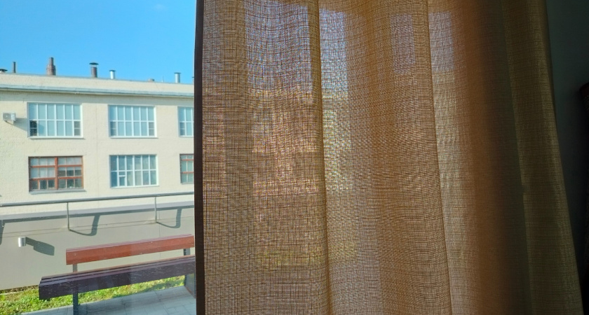 Нужна только монетка, и старый порванный тюль как новый — убрала все затяжки за пять секунд 