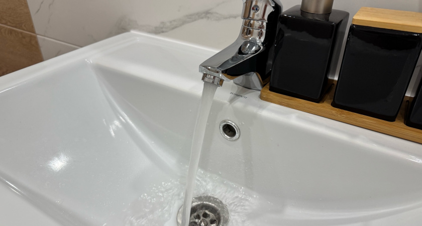 Сантехник достал из трубы «камень» — ахнула: вот из-за чего засоряется канализация (это не волосы и не мусор) 