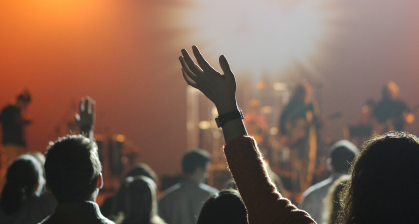 Зачем певцам и музыкантам наушники на концерте - раньше такого не было