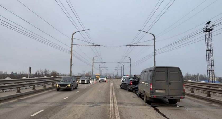 На Астраханской в Тамбове столкнулись три автомобиля: двое пострадавших доставлены в больницу