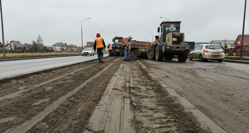 На Мичуринской выравнивают грунт на разделительной полосе после ремонта дороги