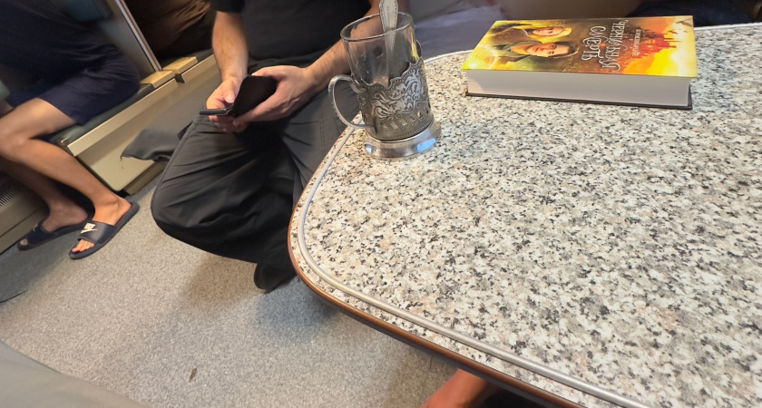 Соседи снизу не пустили к столику, но вскоре пожалели: 5 способов поставить наглых попутчиков в поезде РЖД на место