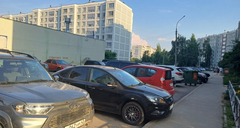 Машину "заперли" на парковке во дворе — не выехать: как быстро решить проблему — совет автоюриста